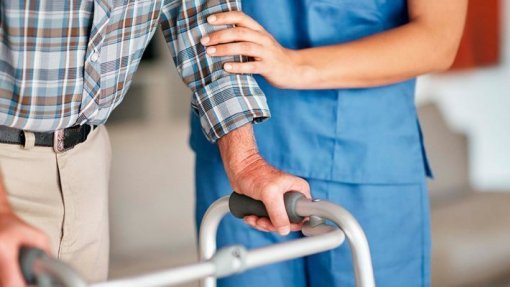 Idosos com Complemento Solidário terão desconto imediato de 50% em medicamentos
