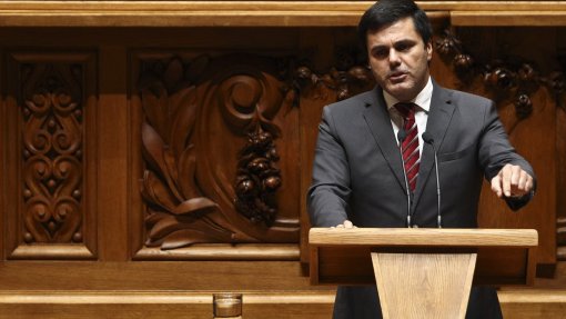 Oposição responsabiliza Governo pela “catástrofe” no SNS, PS rejeita que resposta seja o privado