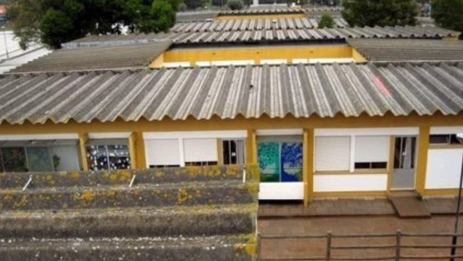 Amianto nas escolas continua preocupar partidos, que pedem maior esforço na remoção