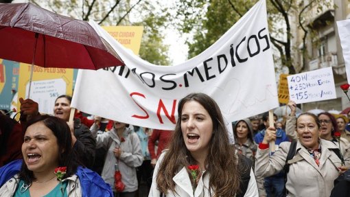Cerca de 300 médicos manifestam-se junto ao Ministério da Saúde em defesa do SNS