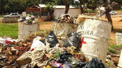 Tratar lixo e disponibilizar água para prevenir doenças na Guiné-Bissau - estudo