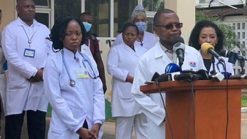 Médicos do maior hospital moçambicano ameaçam abandonar horas-extra a partir de novembro
