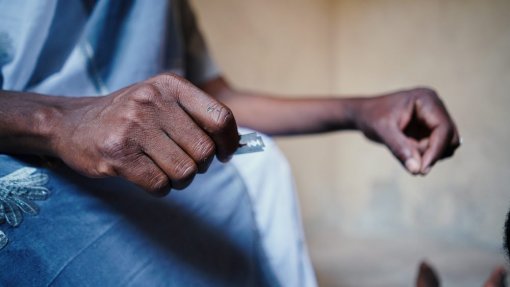 Menina guineense submetida a mutilação genital, apesar de ser crime - ONG