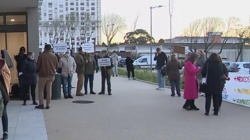 Centena de utentes protesta por falta de médicos em Algueirão-Mem Martins