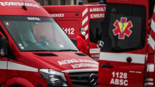 Liga dos Bombeiros quer que ambulâncias não fiquem mais de uma hora nas urgências