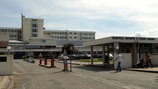 Utentes à porta do Hospital de Aveiro preocupados com Serviço Nacional de Saúde