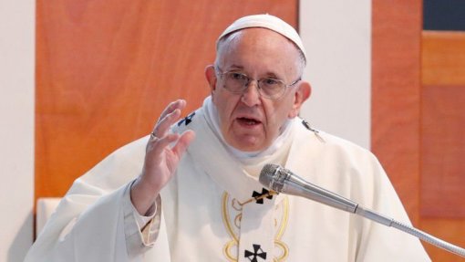 Papa defende que violência de género deve ser eliminada da sociedade