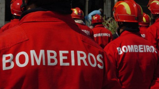 Liga dos Bombeiros Portugueses entrega carta de protesto no Ministério da Saúde