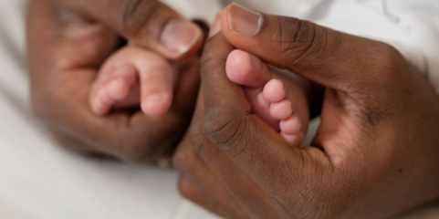 Mulher de 70 anos dá à luz gémeos num hospital do Uganda