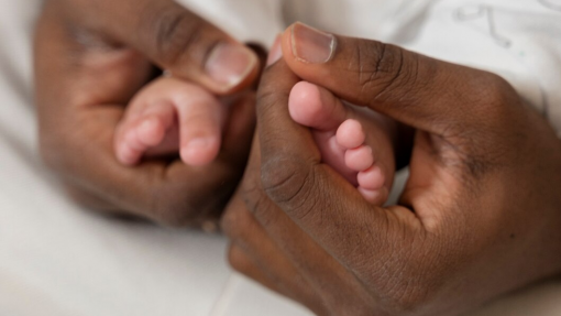 Mulher de 70 anos dá à luz gémeos num hospital do Uganda