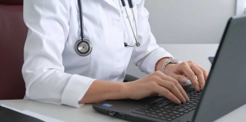 Governo avalia extensão a todos os médicos de acordo com Sindicato Independente dos Médicos