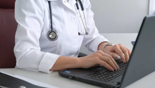 Governo avalia extensão a todos os médicos de acordo com Sindicato Independente dos Médicos