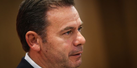 Líder do PSD diz a adversários que escusam de vir com “papão da privatização” da saúde