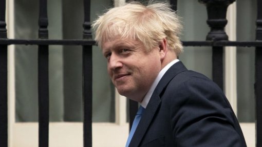Covid-19: Boris Johnson pede desculpa, mas garante que fez o melhor possível