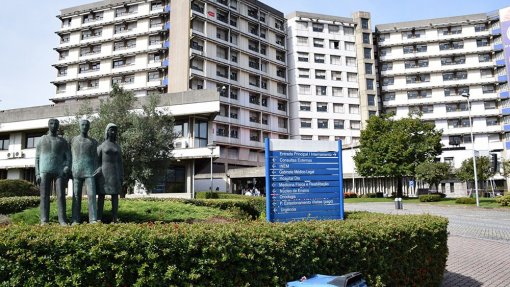 Hospital de Guimarães nega ter transferido hoje criança para cirurgia no D. Estefânia