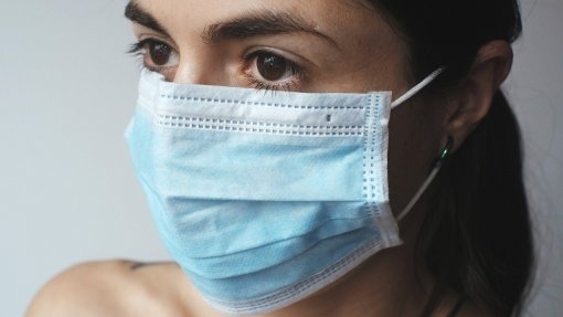 Máscaras voltam a ser obrigatórias em hospitais de vários Estados dos EUA