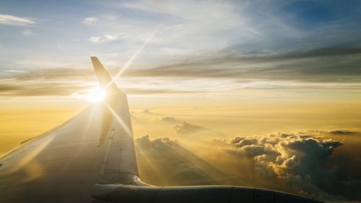Metade das grandes empresas diminui emissões das viagens em avião após covid-19