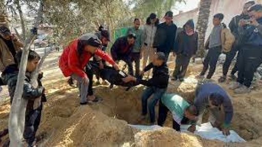 Enterrados 150 cadáveres no pátio de um hospital de Gaza cercado por Israel