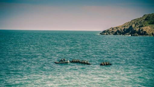 Duas embarcações precárias com 128 migrantes desembarcam nas Canárias