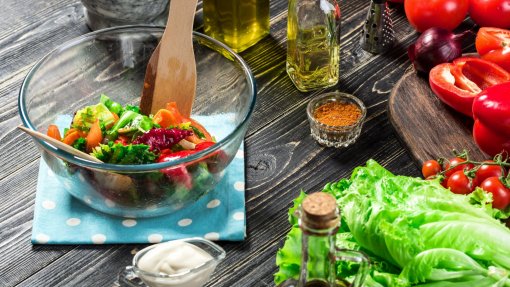 Benefícios da dieta mediterrânica disponíveis em aplicação de alimentação saudável