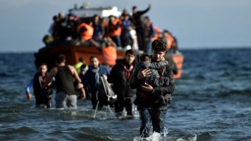 Migrações: Navio dos MSF navega com 80 migrantes e dois cadáveres após resgates no Mediterrâneo