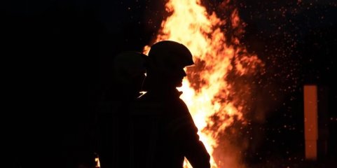 Bombeiros trabalham para arrefecer destroços do incêndio no prédio em Valência