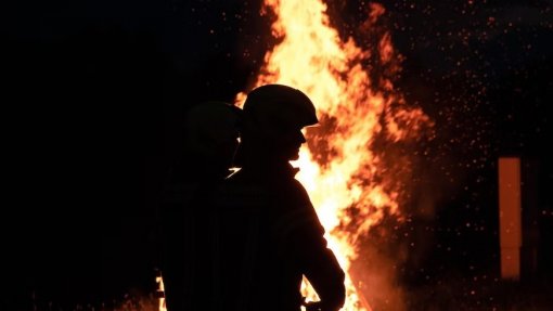 Bombeiros trabalham para arrefecer destroços do incêndio no prédio em Valência