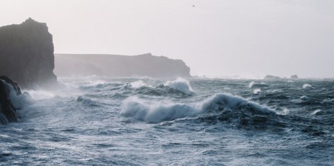 Depressão Louis eleva para aviso laranja Porto, Leiria e Lisboa devido à agitação marítima. 8 barras marítimas já foram fechadas