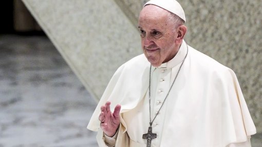 Papa com bronquite pede a assessor para ler discurso