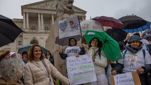 Cerca de 100 enfermeiros em vigília nas escadarias da AR em defesa da profissão