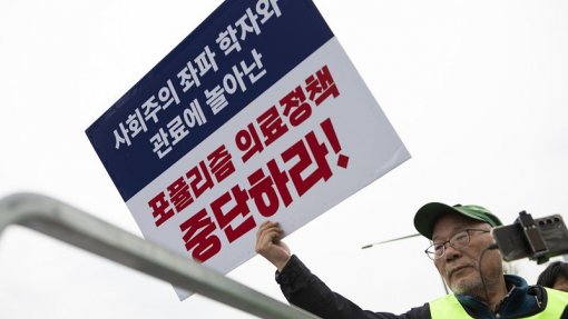 Coreia do Sul ameaça suspender licenças de médicos em greve há duas semanas