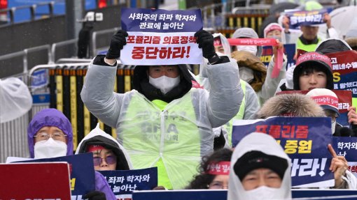 Coreia do Sul suspende licenças de médicos em greve