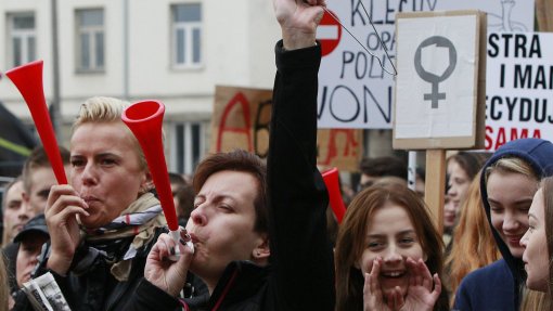 Mulheres polacas denunciam inércia do Governo na defesa dos seus direitos