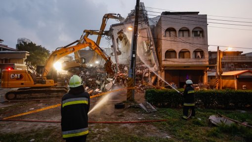 Equipas de socorro mantêm buscas nas zonas afetadas pelo sismo de Taiwan