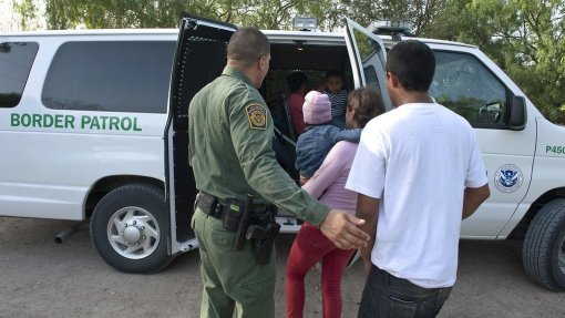 Juíza federal determina que EUA devem dar abrigo e saúde a crianças migrantes