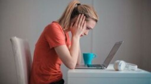 Mulheres e jovens são quem mais sofre com ansiedade e stresse – estudo