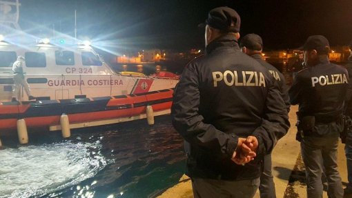 Pelo menos nove migrantes morreram em naufrágio ao largo de Lampedusa