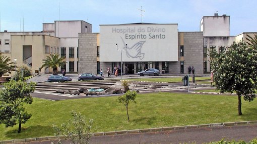 Hospital de Ponta Delgada abre inquérito após encontrar doente estendido no exterior