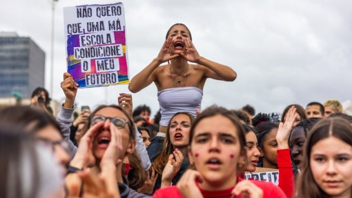 25 Abril: Dezenas de alunos recuperam palavras de ordem de há 50 anos em Lisboa