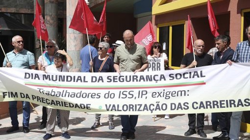 Dezenas de pessoas concentram-se para assinalar dia mundial da Segurança Social