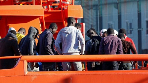 Mais de 100 migrantes resgatados de duas embarcações ao largo das Canárias