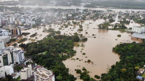 Brasil quer vacinar contra a gripe população nos abrigos que pede por agasalhos