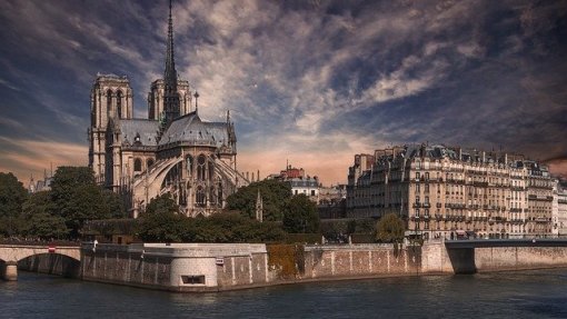 Cruz da Catedral de Notre-Dame que sobreviveu ao incêndio regressou ao seu lugar
