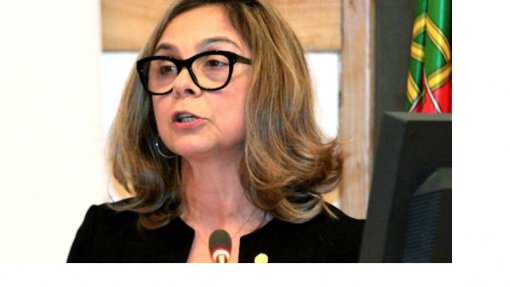 Ministra critica falta de estratégia na extinção das Administrações Regionais Saúde