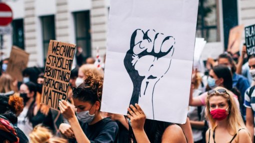 Dezenas de manifestantes iniciam marcha antirracista e homenageiam Alcindo Monteiro
