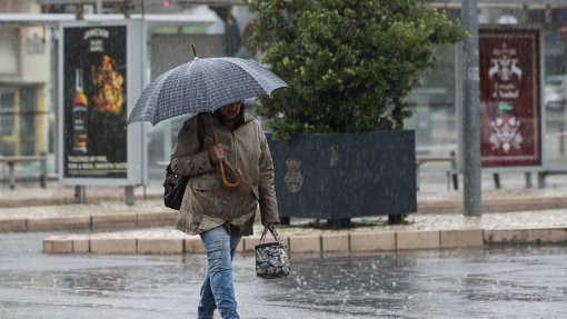 Três distritos sob aviso amarelo por chuva e trovoadas durante a tarde