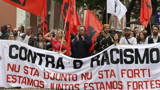 Marcha contra o racismo lembra vítimas e pede justiça no Carmo onde a ditadura caiu