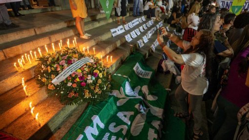 Brasileiras manifestam-se contra proposta para equiparar aborto a homicídio