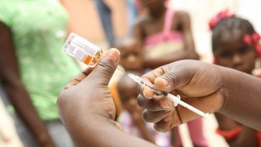 UE financia em mais de 750 ME a produção de vacinas em África