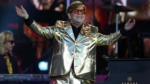 Elton John coloca guarda-roupa em leilão para arrecadar fundos contra a SIDA